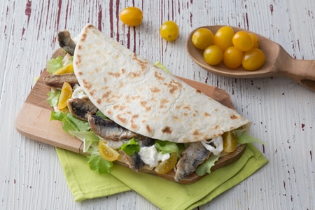 Piadina com sardinhas fritas e burrata
