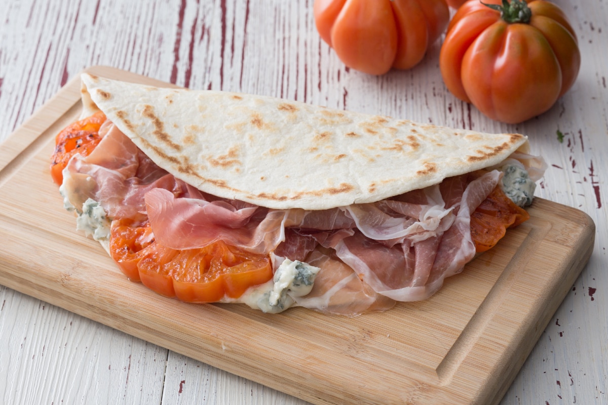 Piadina com gorgonzola, presunto cru e tomates