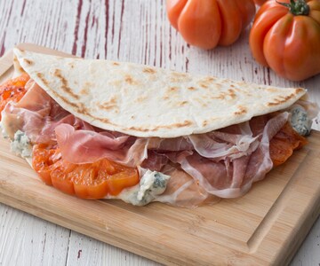 Piadina com gorgonzola, presunto cru e tomates