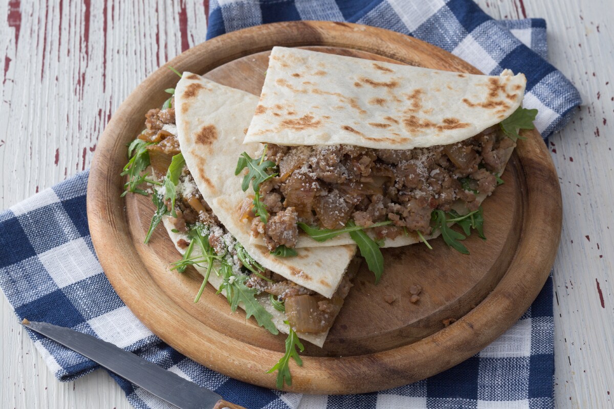 Piadina com linguiça e cebolas refogadas