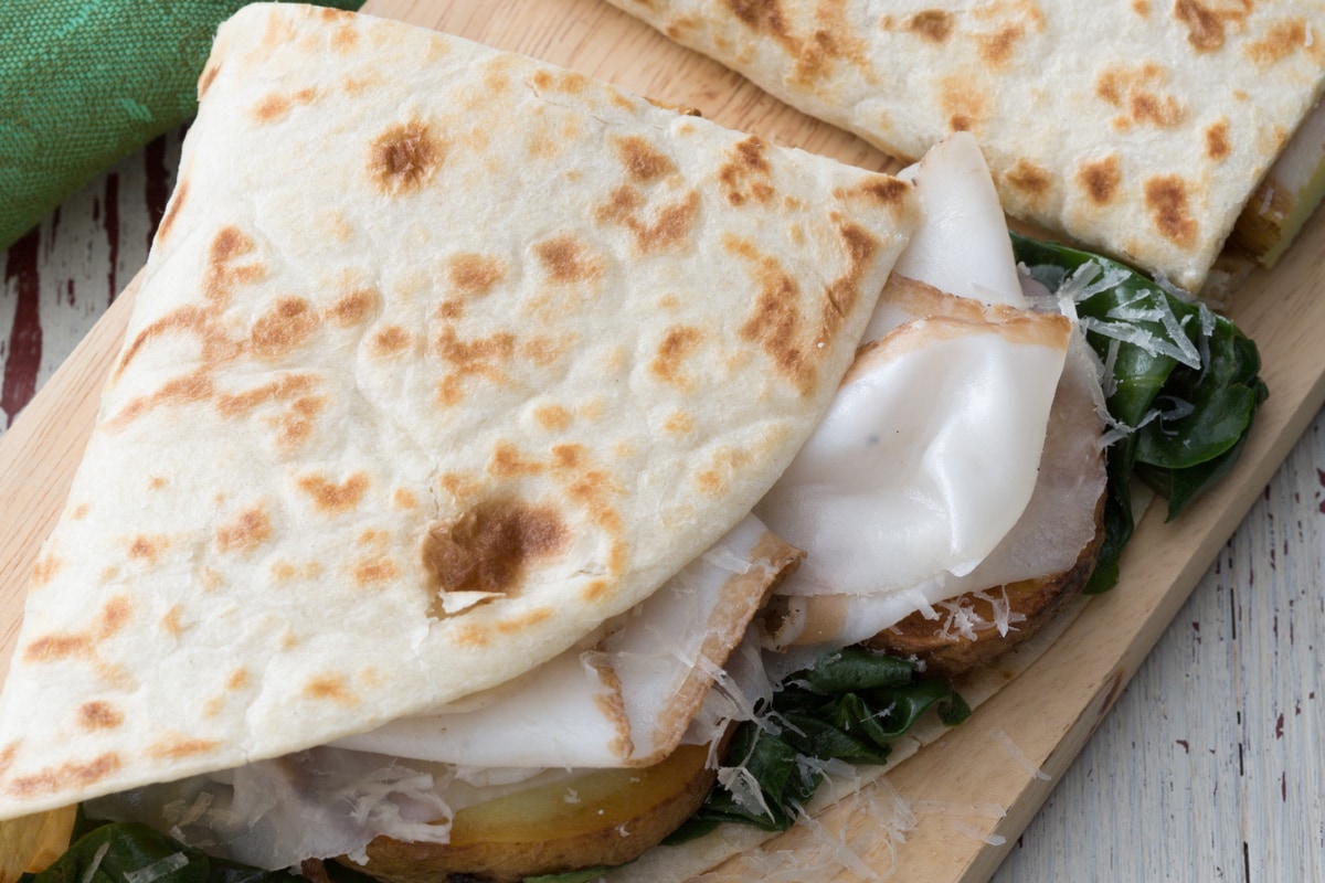 Piadina com ervas, batatas e lardo di Colonnata