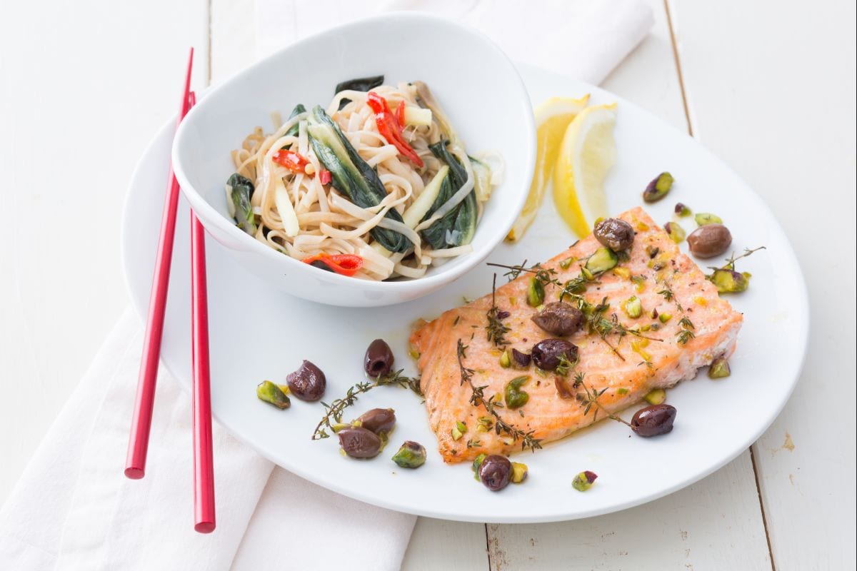 Salmão crocante com salada de noodles
