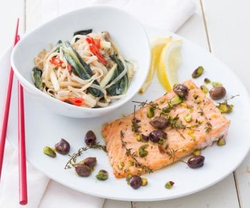Salmão crocante com salada de noodles