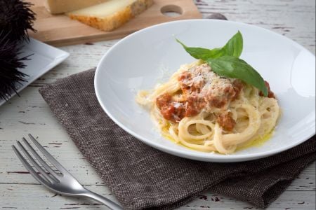 Espaguete cacio, pimenta e ouriços-do-mar