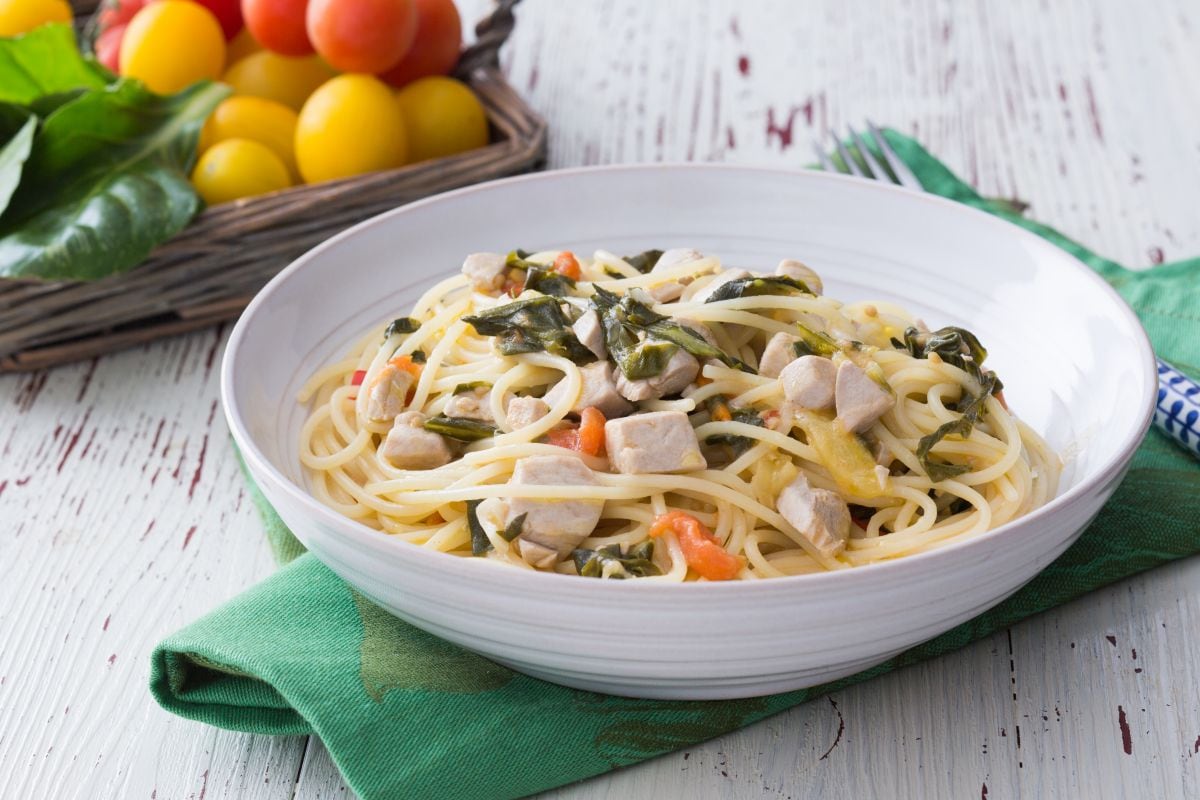 Massa com atum, ervas e tomatinhos