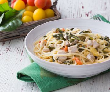 Massa com atum, ervas e tomatinhos