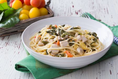 Massa com atum, ervas e tomatinhos