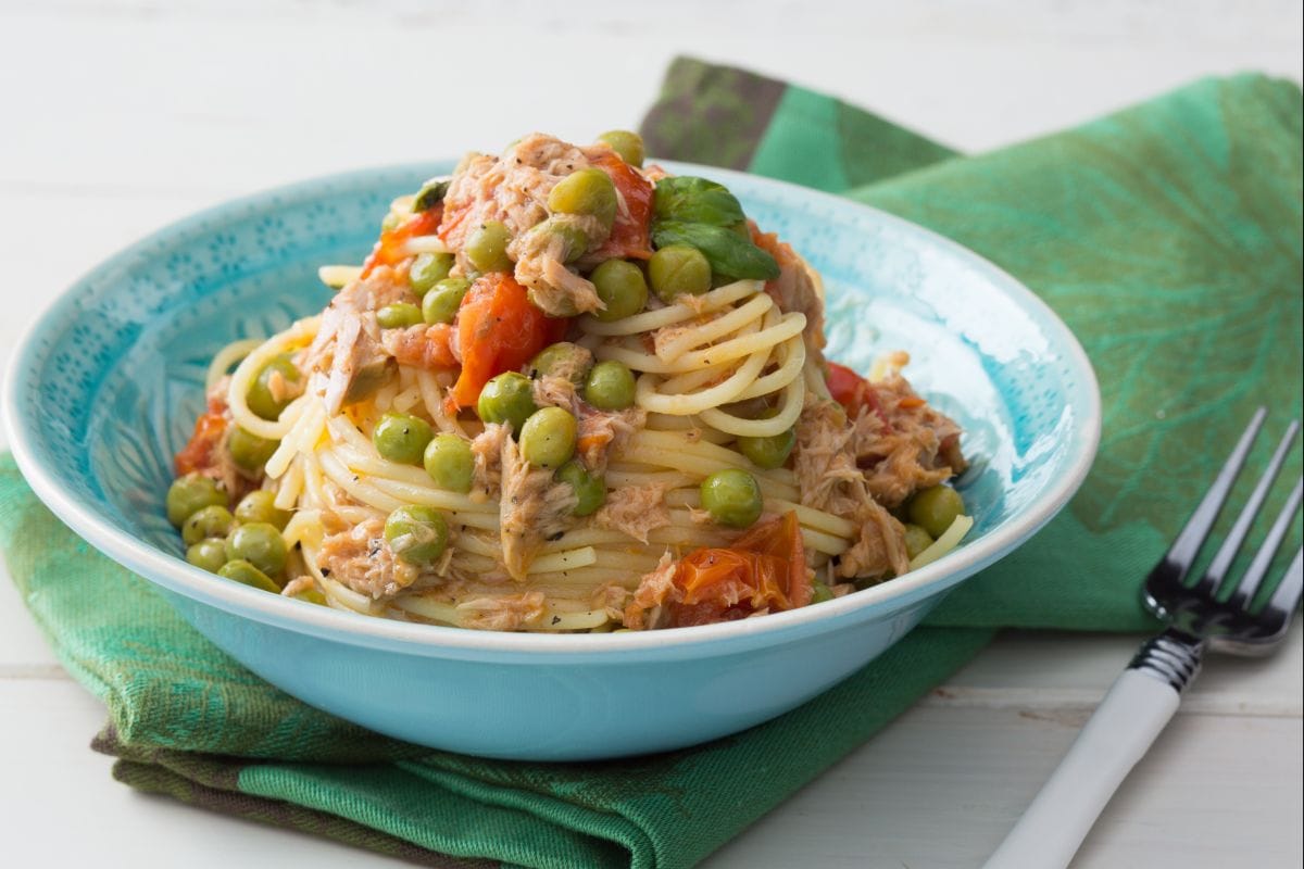 Macarrão com atum e ervilhas