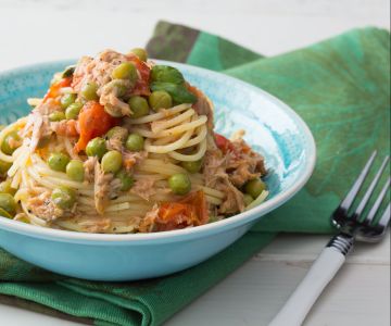 Macarrão com atum e ervilhas