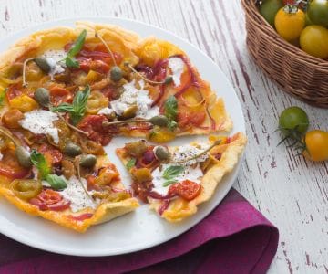 Tatin de tomatinhos e alcaparras