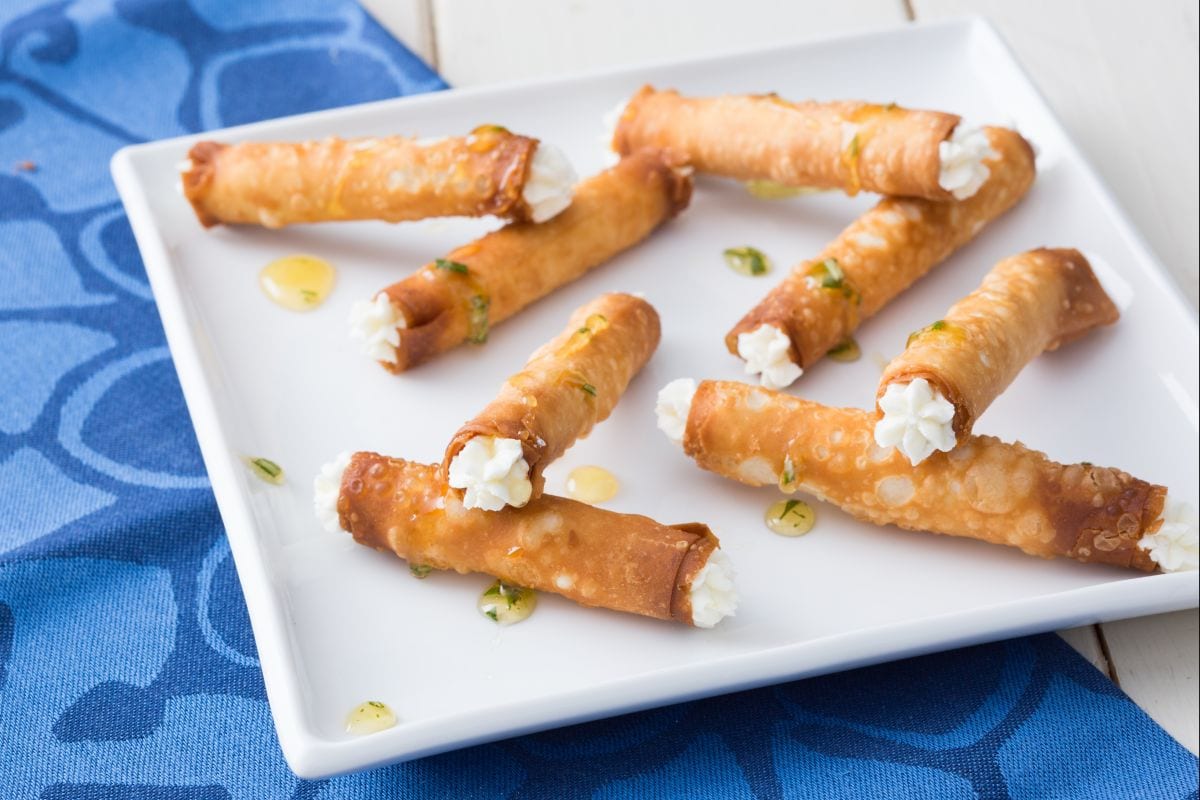 Charutos com queijo de cabra e mel com alecrim