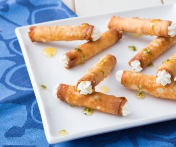 Charutos com queijo de cabra e mel com alecrim