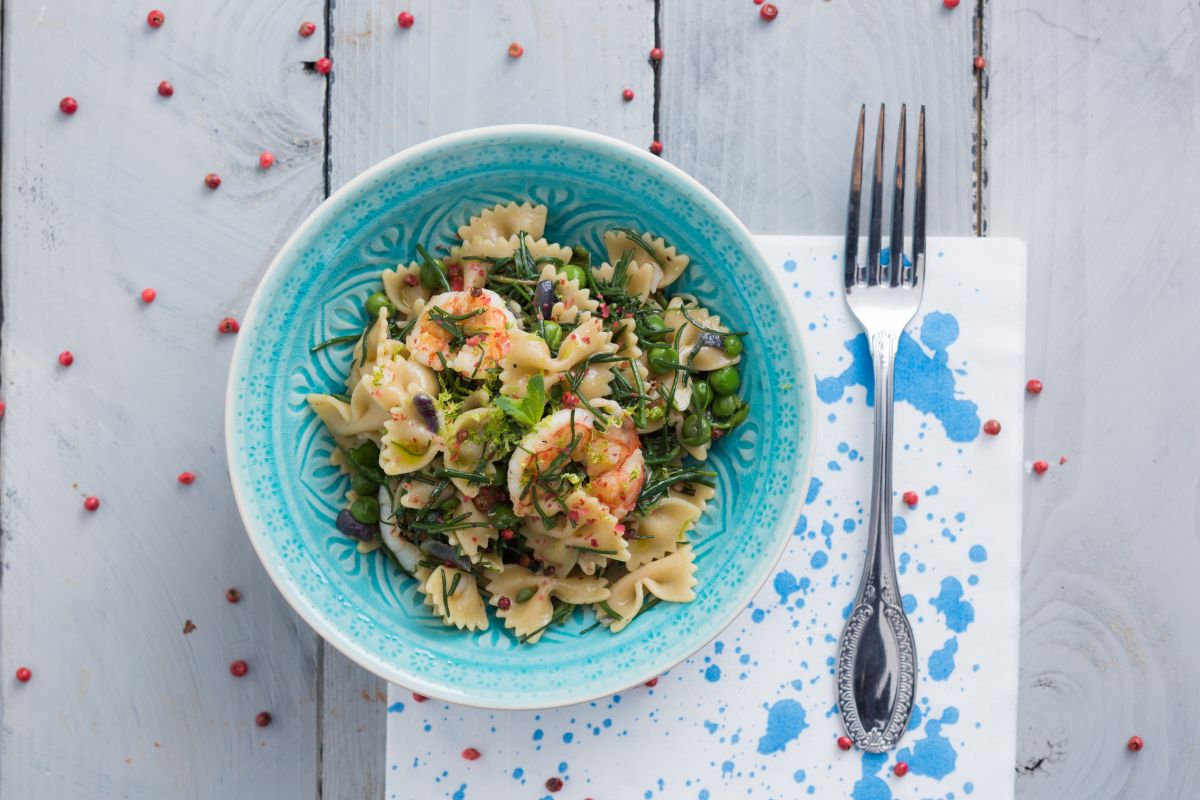 Salada de macarrão com barba-de-frade e camarões