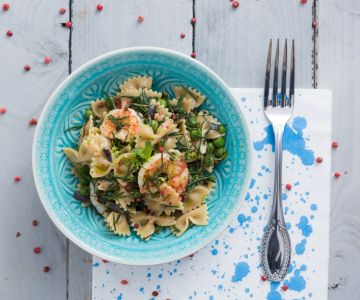 Salada de macarrão com barba-de-frade e camarões