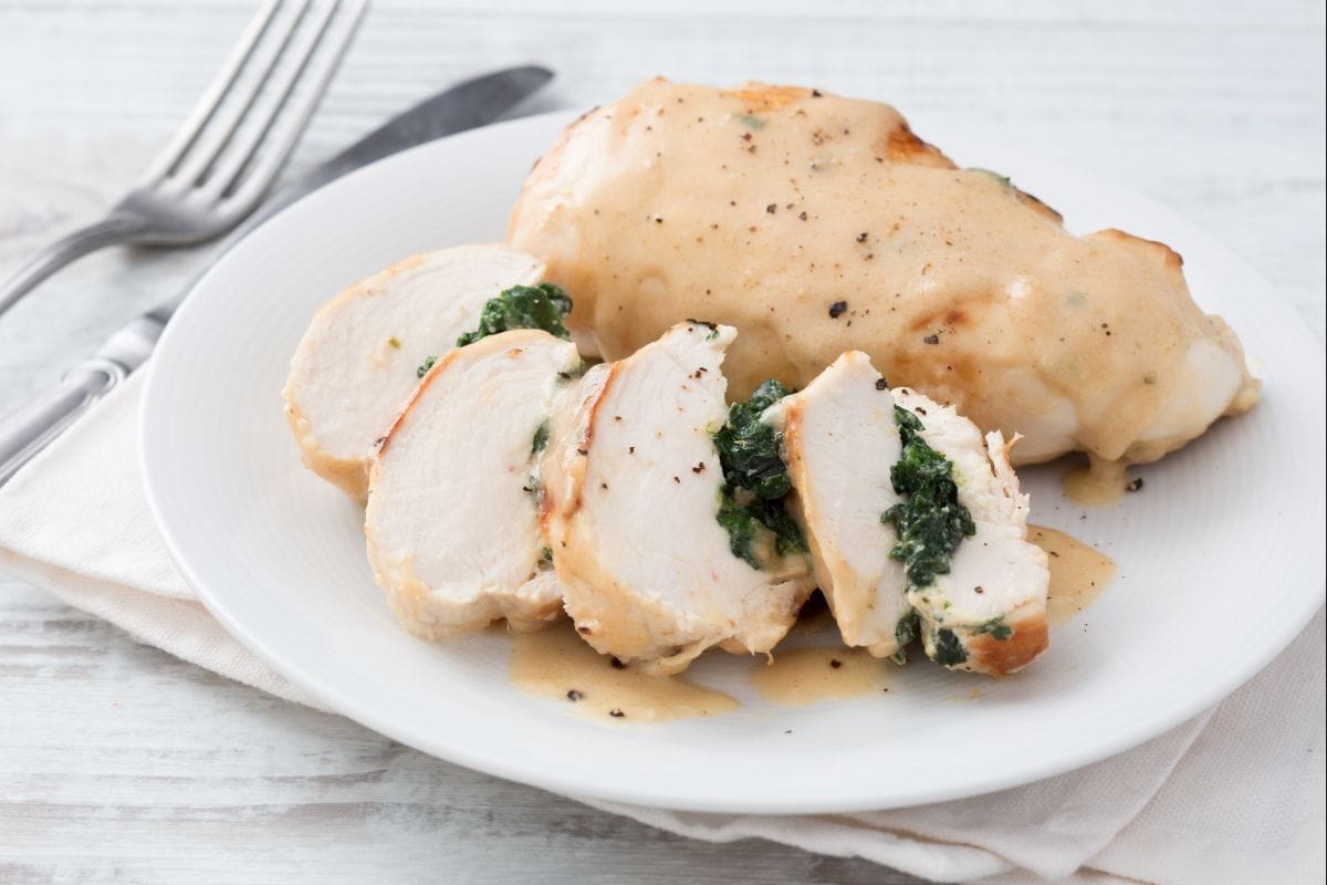Peito de frango recheado com ricota e espinafre