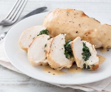 Peito de frango recheado com ricota e espinafre