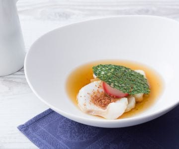 Caldo de presunto cru, bacalhau desfiado com pão crocante e rabanetes
