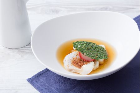 Caldo de presunto cru, bacalhau desfiado com pão crocante e rabanetes