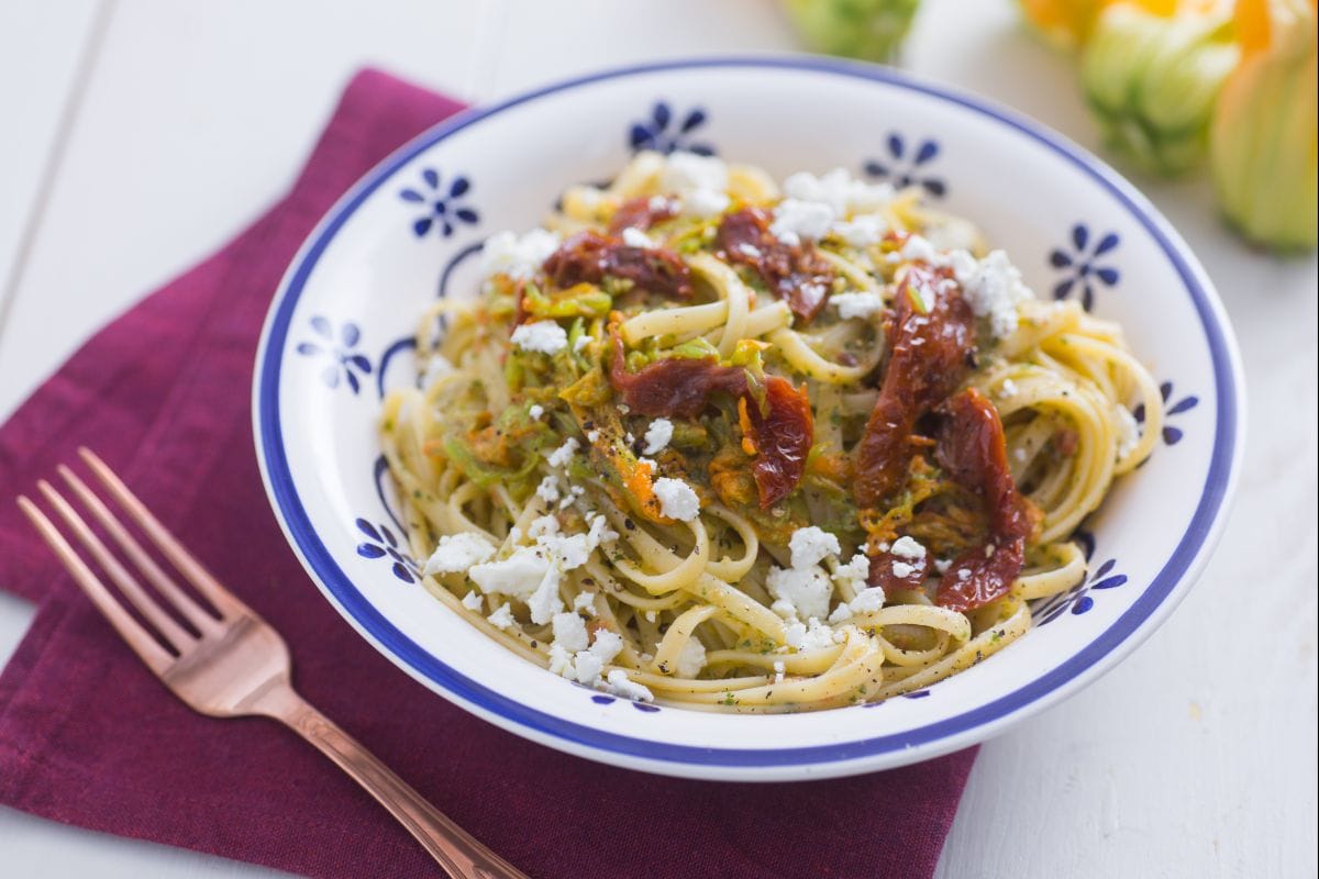 Massa com flores de abobrinha e feta