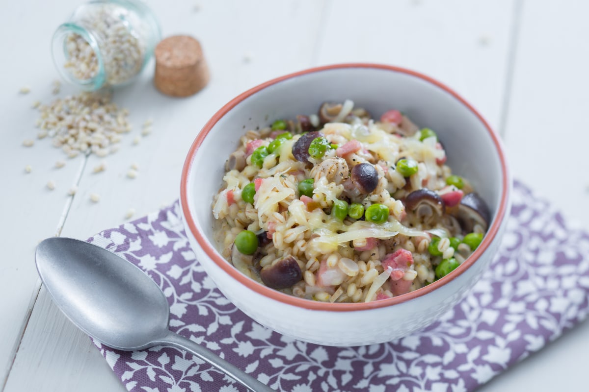 Orzotto com bacon, legumes e queijo