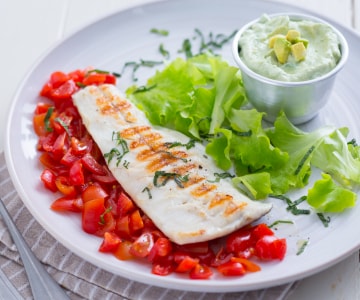 Peixe grelhado com molho de skyr e abacate