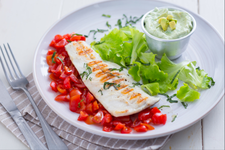 Peixe grelhado com molho de skyr e abacate