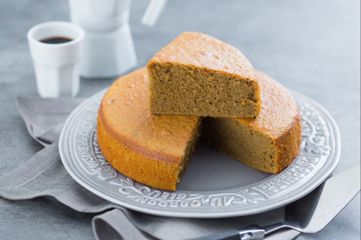 Bolo de leite quente e café