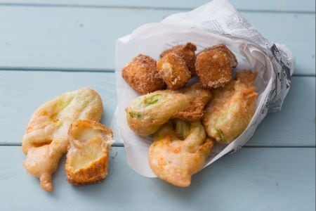 Cuoppo de queijo e flores