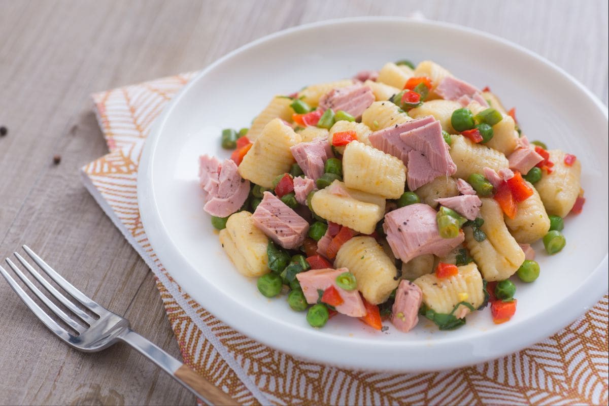 Nhoque com verduras da estação e atum