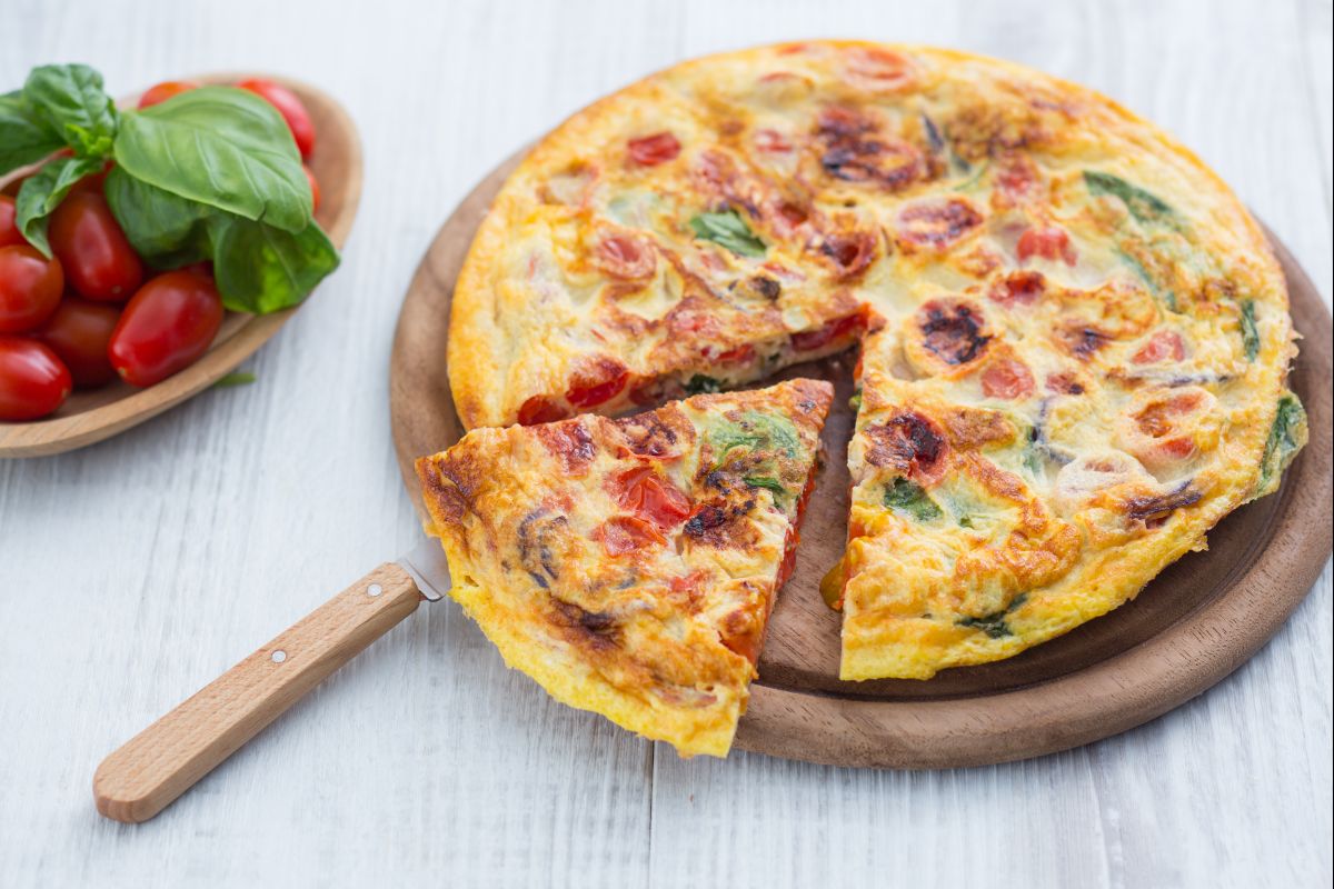 Frittata com tomates e manjericão