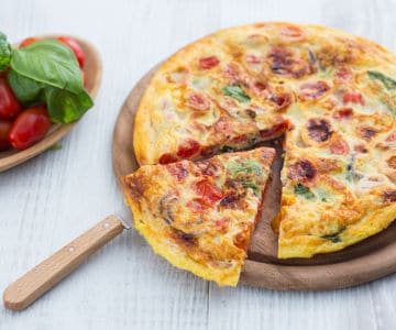 Frittata com tomates e manjericão