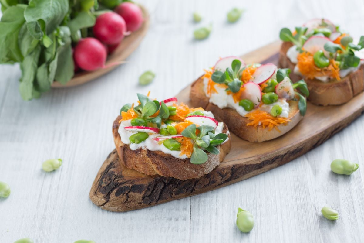 Bruschetta com burrata e legumes