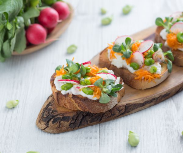 Bruschetta com burrata e legumes