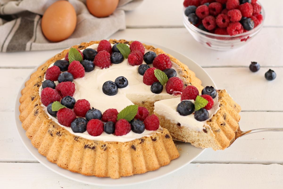 Bolo macio com iogurte e frutas