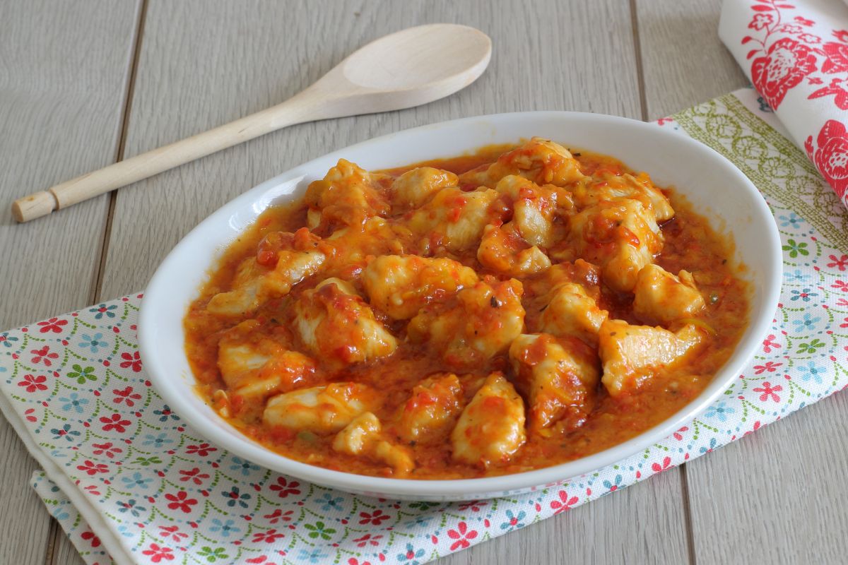 Cubos de frango, pimentões e tomates secos
