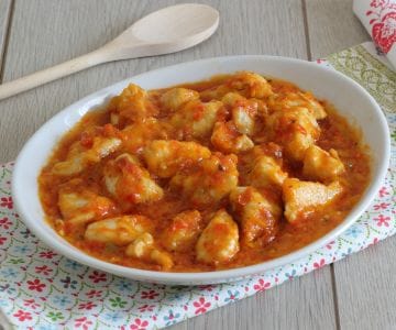 Cubos de frango, pimentões e tomates secos
