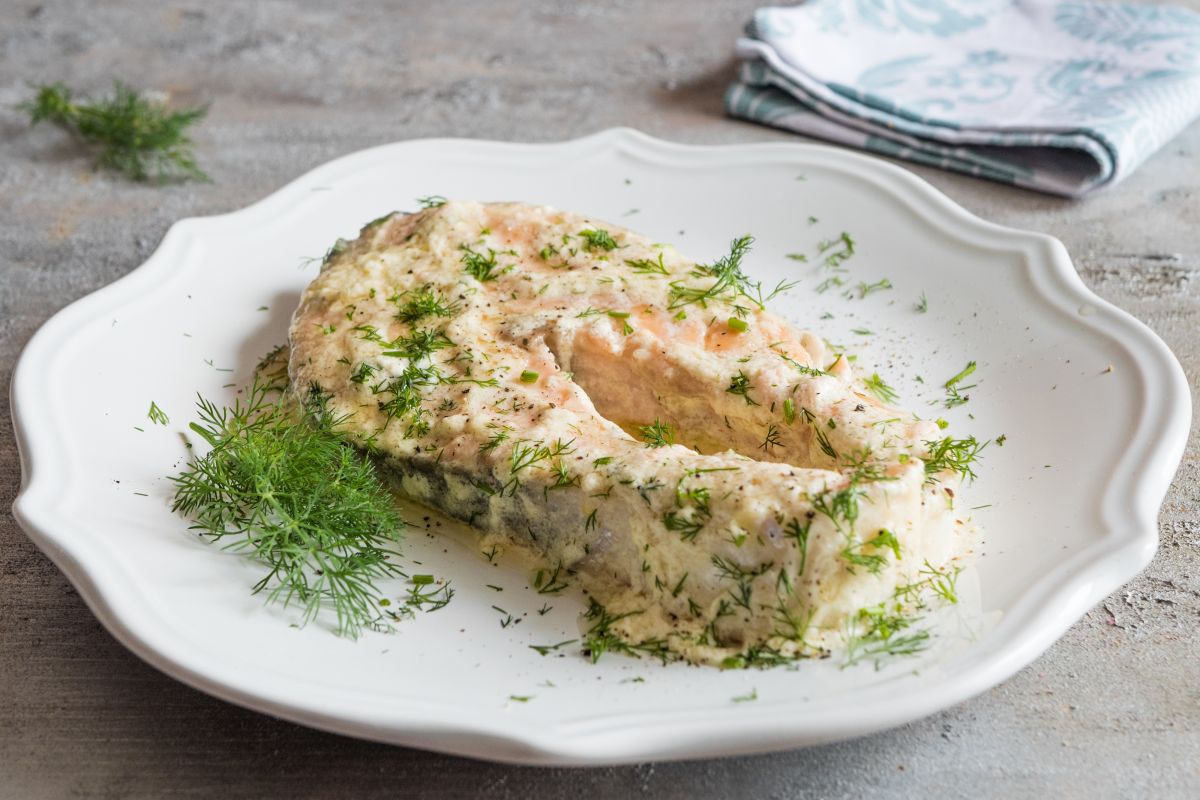 Salmão na frigideira com endro e creme de leite azedo