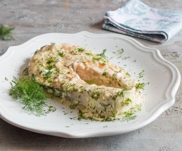 Salmão na frigideira com endro e creme de leite azedo