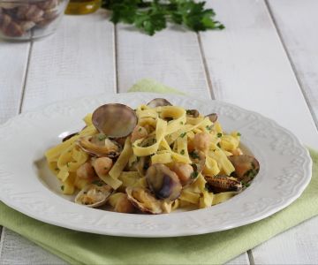 Tagliatelle com creme de grão-de-bico e amêijoas