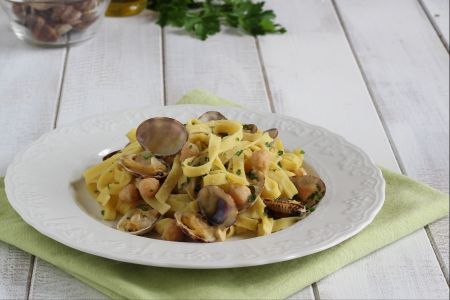 Tagliatelle com creme de grão-de-bico e amêijoas