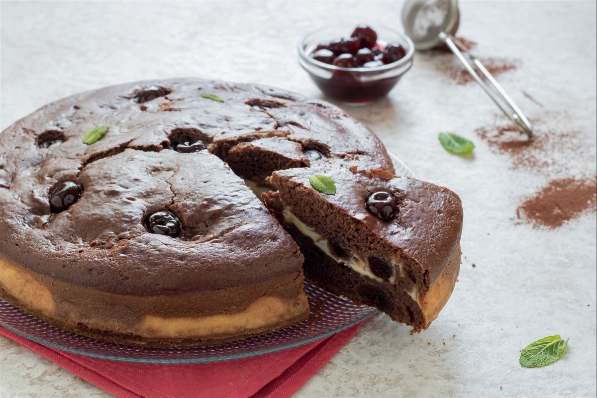 Bolo de cacau, ricota e amarena