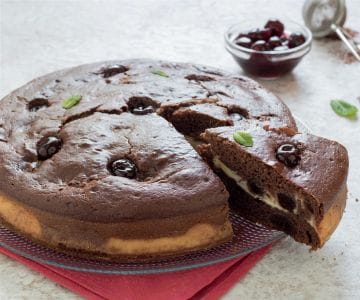 Bolo de cacau, ricota e amarena