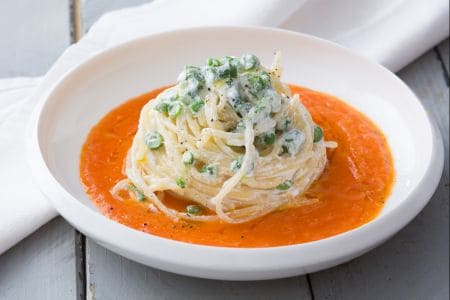 Macarrão com ricota, vagem e tomates frescos
