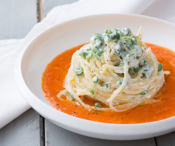 Macarrão com ricota, vagem e tomates frescos