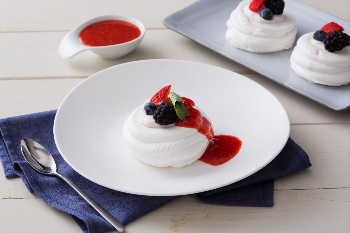 Mini pavlovas com frutas vermelhas