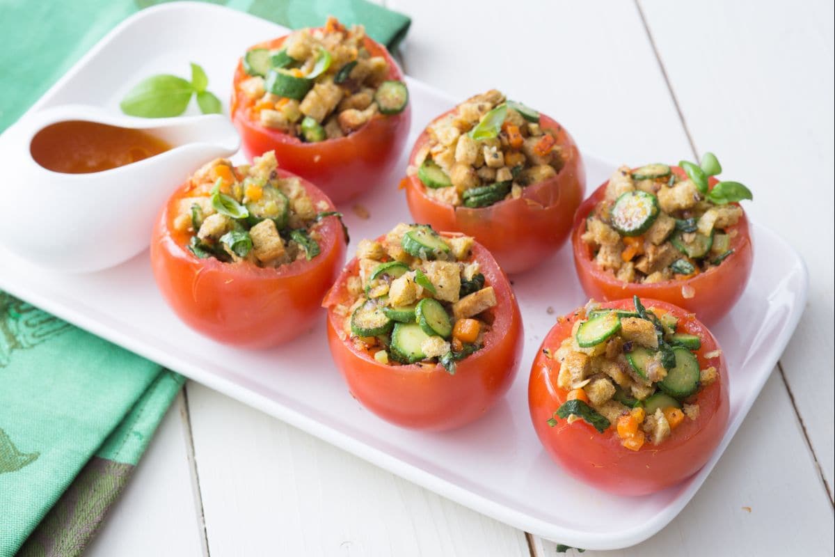 Tomates recheados com panzanella