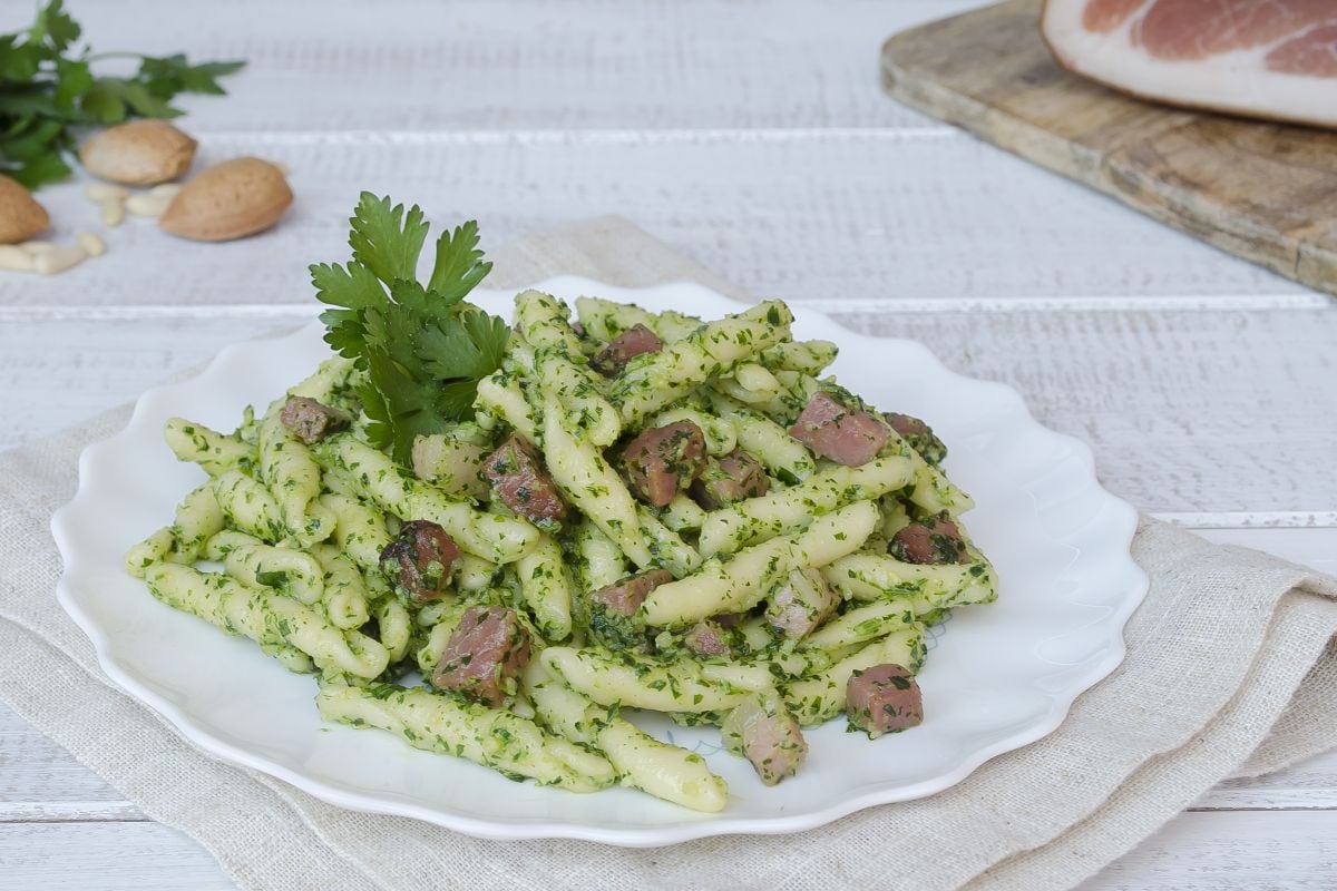 Massa com pesto de salsa e speck