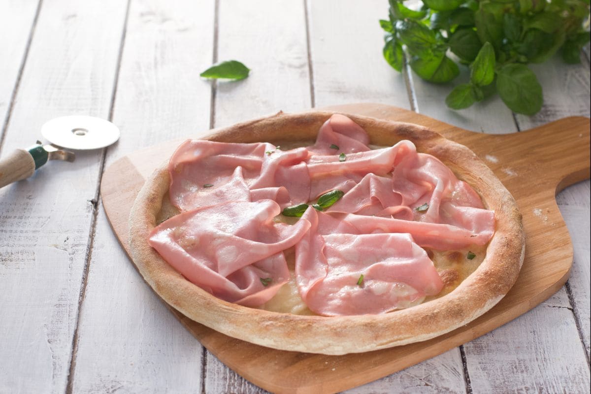 Pizza com mortadela e búfala