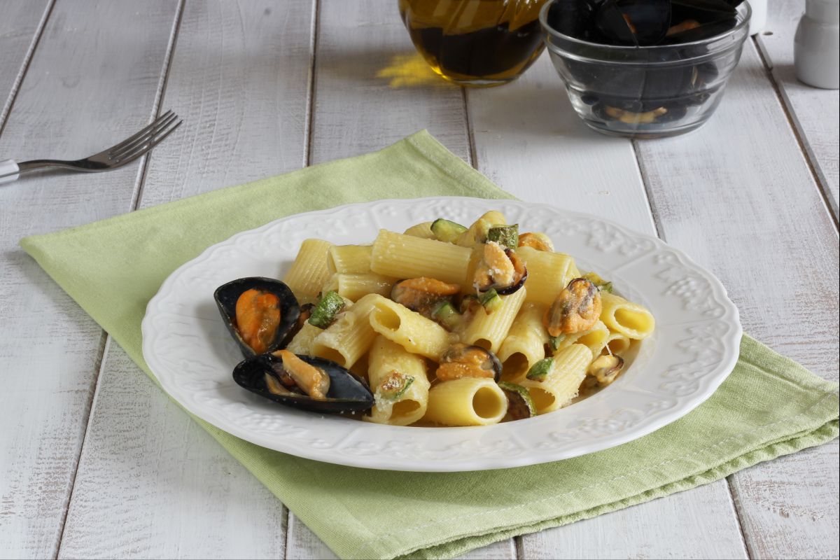 Massa com abobrinha, mexilhões e pecorino