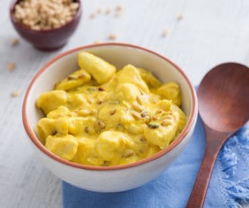 Cubos de frango com iogurte e cúrcuma